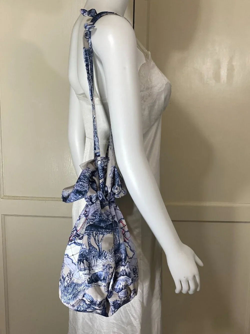CHRISTIAN DIOR Beauty Around The World Drawstring Large Pouch 12